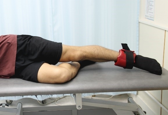 强化髋外展肌肉 (hip abductor) 侧卧,患侧在上方,可绑2-3磅沙包於